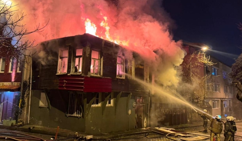 Üsküdar'da 2 metruk binada yangın