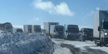 Yoğun tipi nedeniyle mahsur kalan 40 araç kurtarıldı