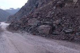 YüksekovaHakkari kara yolunda heyelan