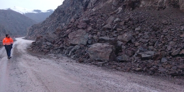 YüksekovaHakkari kara yolunda heyelan