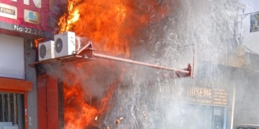 Zeytinburnu'nda 2 katlı iş yerinde yangın