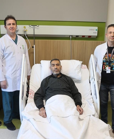 8,5 kiloluk böbrekle yaşadı, ameliyatla kurtuldu