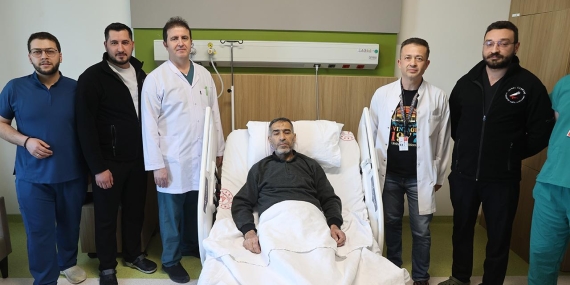 8,5 kiloluk böbrekle yaşadı, ameliyatla kurtuldu