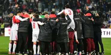 A Milli Futbol Takımımıza tebrik yağdı