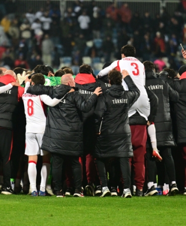 A Milli Futbol Takımımıza tebrik yağdı