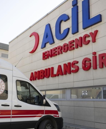 Acil servislerde saniyelerle yarışan sağlık ekipleri hayat kurtarıyor