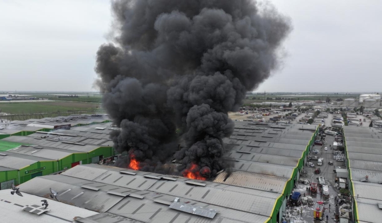 Adana'da geri dönüşüm fabrikasında yangın