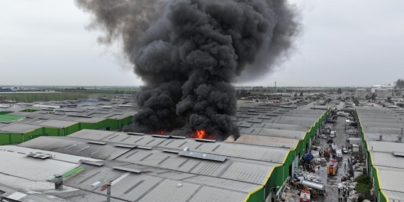 Adana'da geri dönüşüm tesisinde yangın