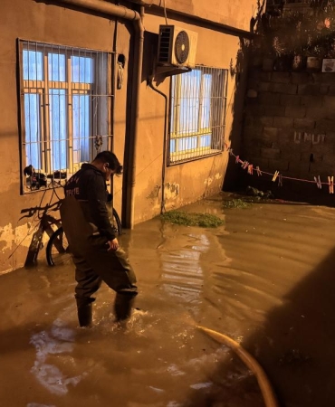 Adana'da sağanak hayatı olumsuz etkiledi