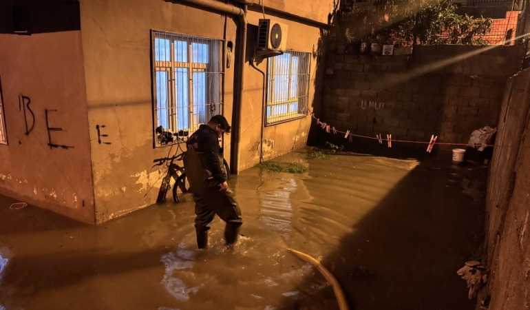 Adana'da sağanak hayatı olumsuz etkiledi