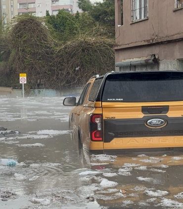 Adana'da sağanak ve dolu hayatı olumsuz etkiledi