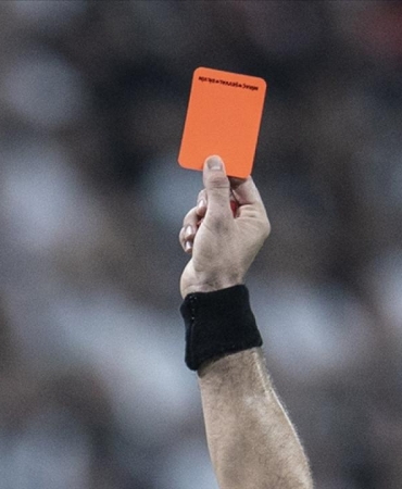 Ağzını kapatarak ayrımcılık yapan futbolcuya kırmızı kart