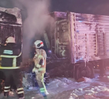 Alevler tırı sardı, KaracabeyBursa karayolunda ulaşım durdu