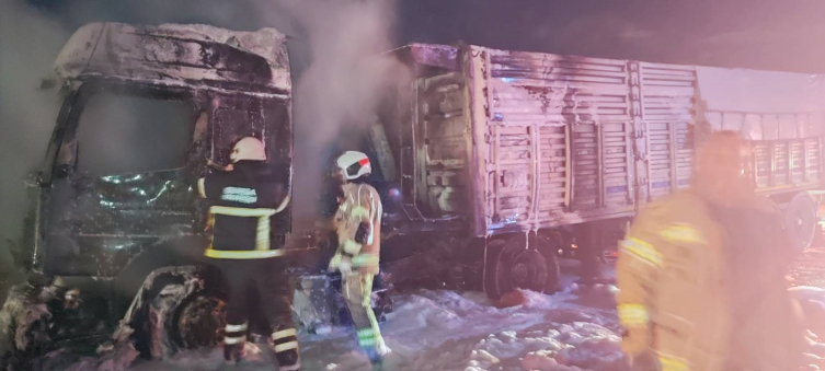 Alevler tırı sardı, KaracabeyBursa karayolunda ulaşım durdu