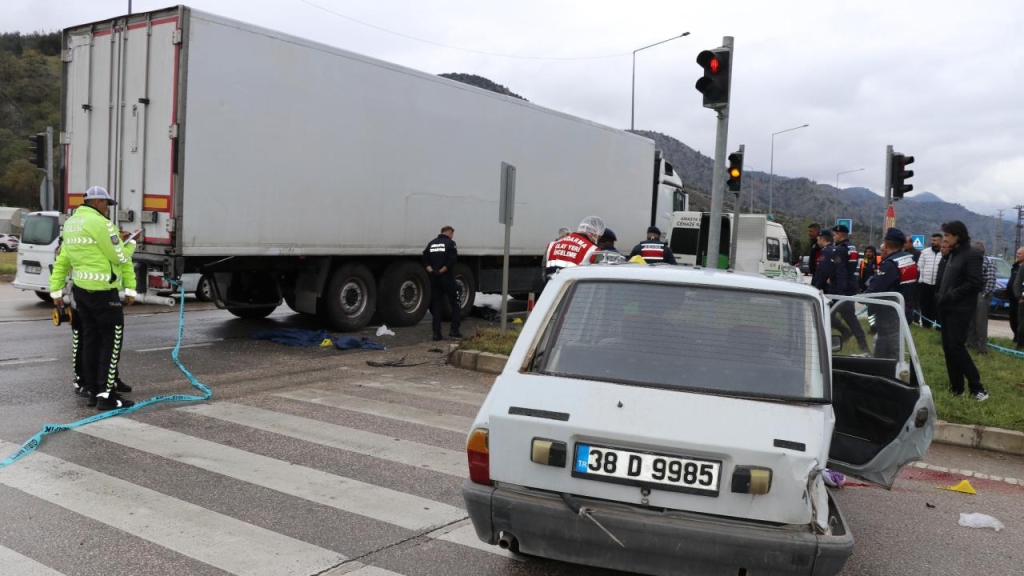 Amasya'da tırla otomobil çarpıştı: 10 aylık bebek öldü, 4 kişi yaralandı