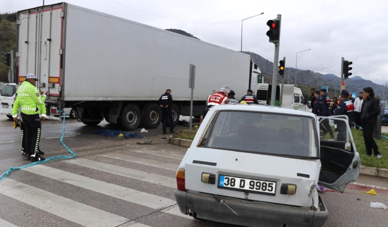 Amasya'da tırla otomobil çarpıştı: 10 aylık bebek öldü, 4 kişi yaralandı