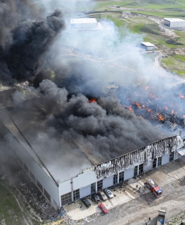 Ankara'da mobilya deposunda yangın