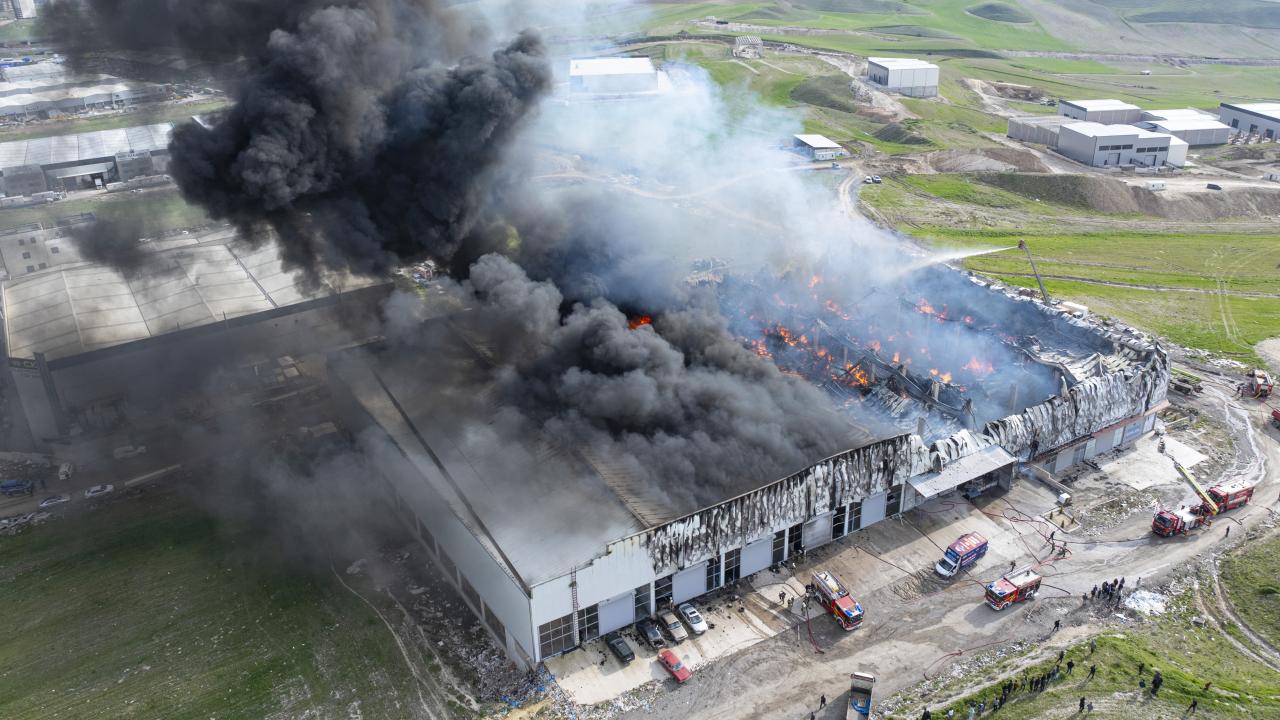 Ankara'da mobilya deposunda yangın