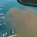 Antalya'da sağanak sonrası denizin rengi kahverengiye döndü