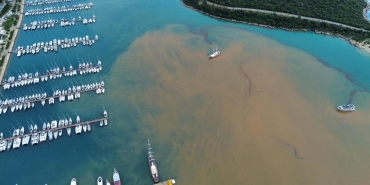 Antalya'da sağanak sonrası denizin rengi kahverengiye döndü