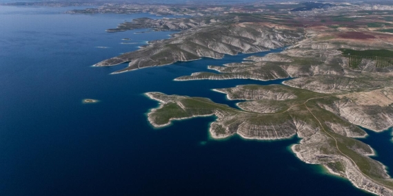 Atatürk Barajı’nda turkuaz ve yeşilin buluşması