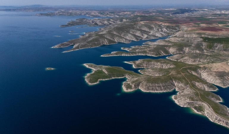 Atatürk Barajı'nda turkuaz ve yeşilin buluşması