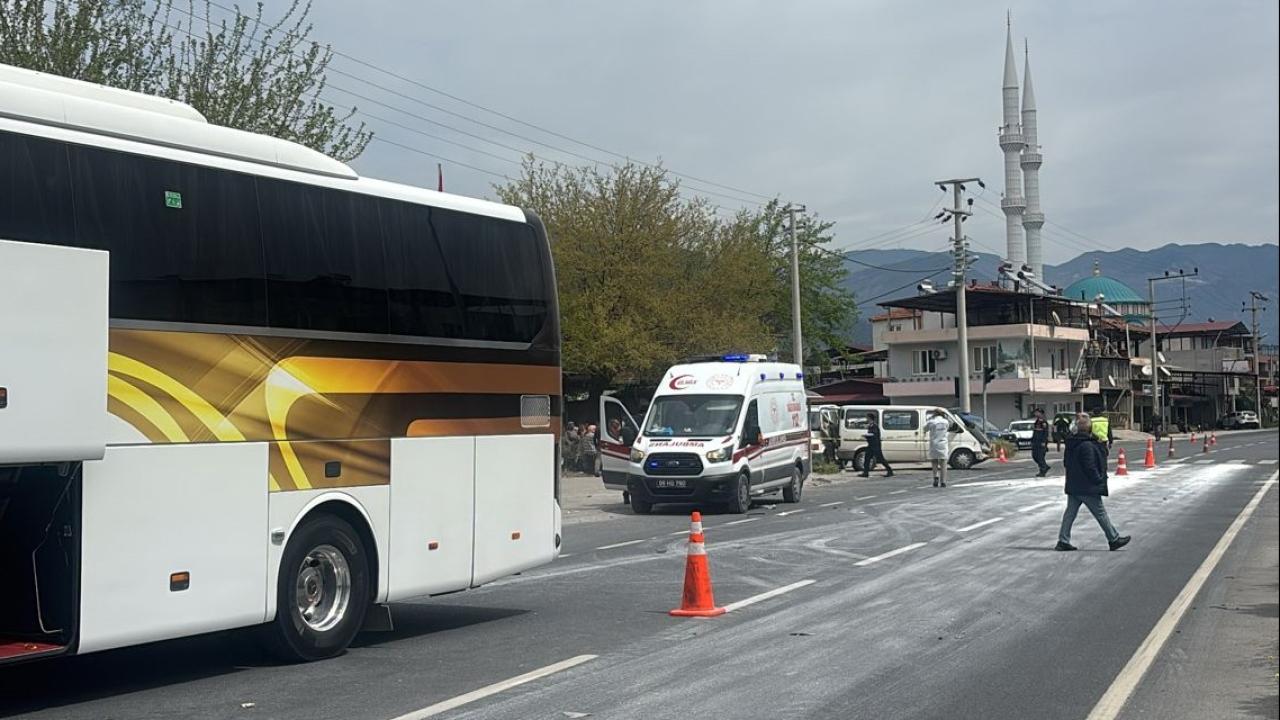 Aydın'da yolcu otobüsü ile minibüs çarpıştı: 1 ölü, 3 yaralı