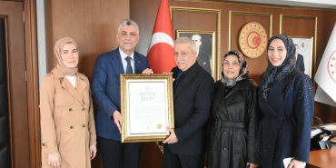 Bakan Bolat'tan Pakistanlı aileden ücret almayan esnafa Ahi Esnaf Beratı