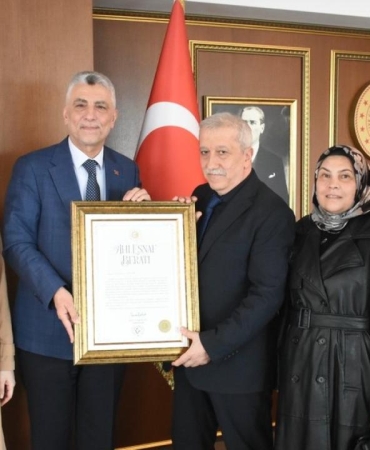 Bakan Bolat'tan Pakistanlı aileden ücret almayan esnafa Ahi Esnaf Beratı