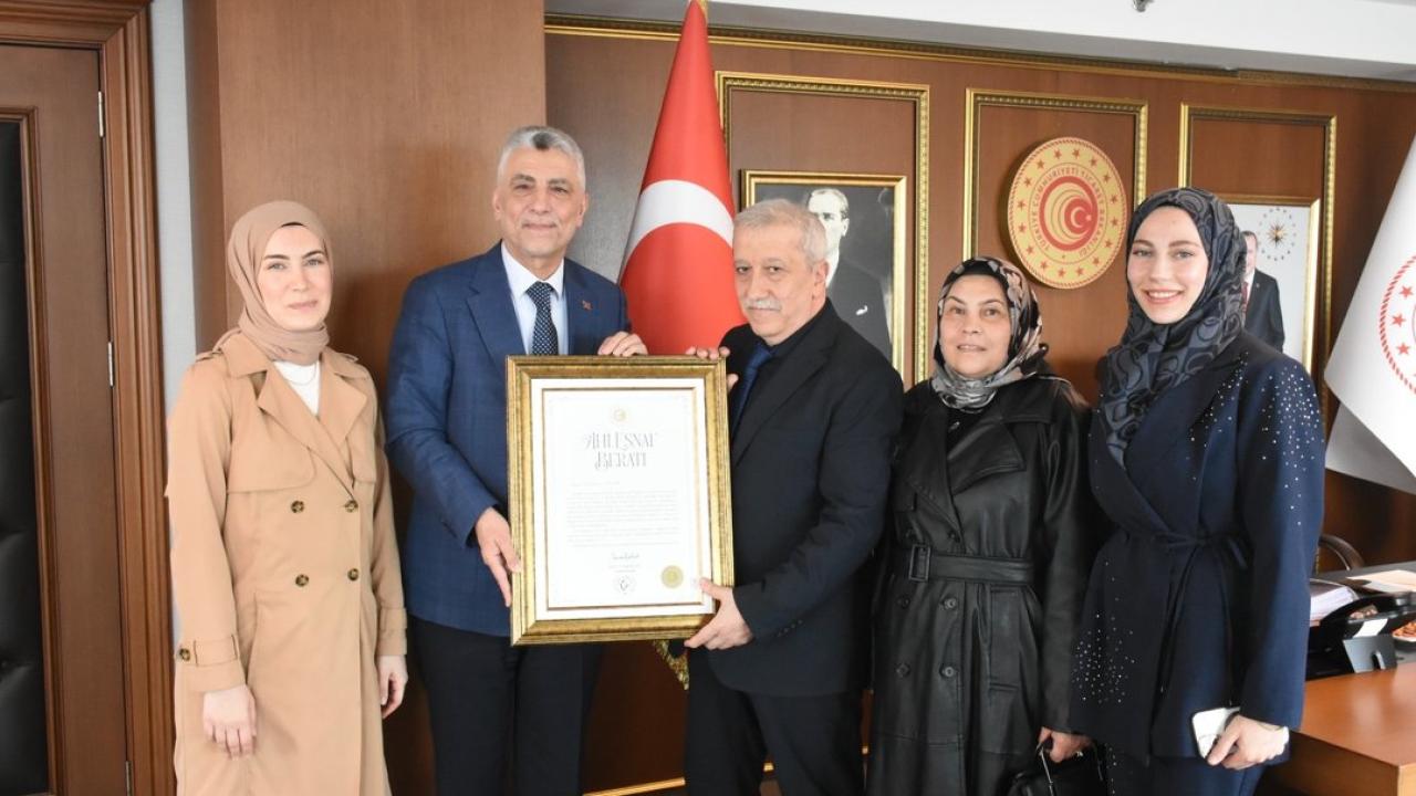 Bakan Bolat'tan Pakistanlı aileden ücret almayan esnafa Ahi Esnaf Beratı