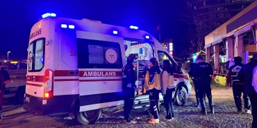 Bakırköy'de kontrolden çıkan araç kafeye daldı: 6 yaralı