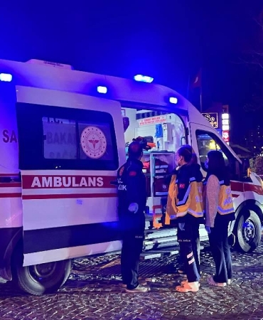 Bakırköy'de kontrolden çıkan araç kafeye daldı: 6 yaralı
