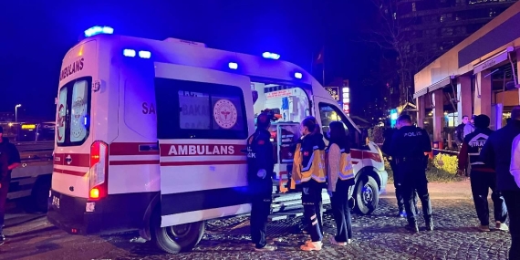 Bakırköy'de kontrolden çıkan araç kafeye daldı: 6 yaralı