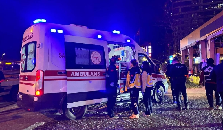 Bakırköy'de kontrolden çıkan araç kafeye daldı: 6 yaralı