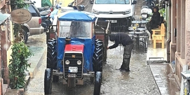 Balıkesir'de sağanak nedeniyle cadde ve sokaklar göle döndü