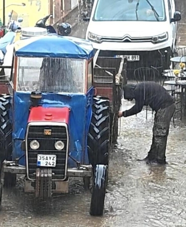 Balıkesir'de sağanak nedeniyle cadde ve sokaklar göle döndü