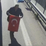 "Bayrak ayak altında olmaz" diyerek otobüsü durdurdu