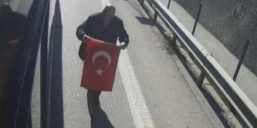 "Bayrak ayak altında olmaz" diyerek otobüsü durdurdu