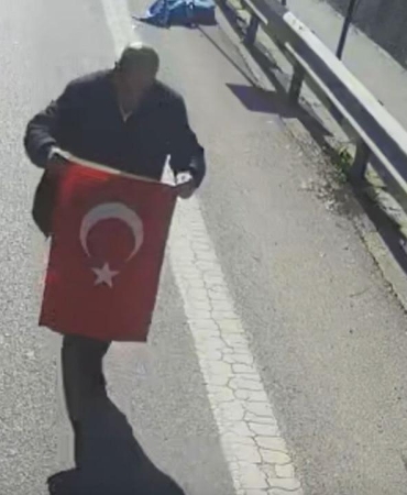 "Bayrak ayak altında olmaz" diyerek otobüsü durdurdu