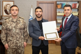 Boğulma tehlikesi geçiren kız çocuğunu kurtaran 2 polis ödüllendirildi