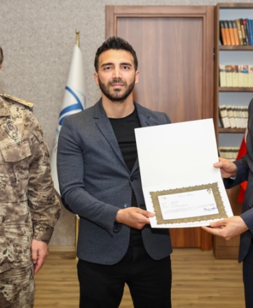 Boğulma tehlikesi geçiren kız çocuğunu kurtaran 2 polis ödüllendirildi