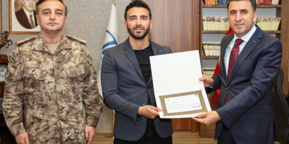 Boğulma tehlikesi geçiren kız çocuğunu kurtaran 2 polis ödüllendirildi