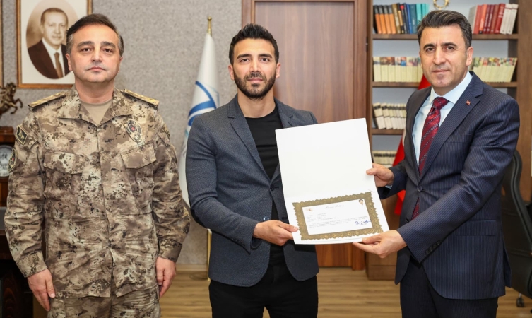 Boğulma tehlikesi geçiren kız çocuğunu kurtaran 2 polis ödüllendirildi