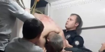 Boşanma aşamasındaki eşinin evine girmek isterken havalandırmada sıkıştı