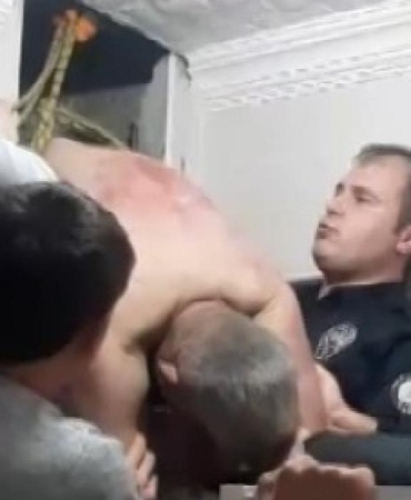 Boşanma aşamasındaki eşinin evine girmek isterken havalandırmada sıkıştı