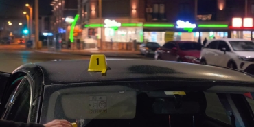 Bursa'da seyir halindeki araca yorgun mermi isabet etti