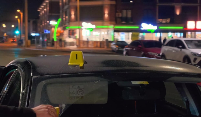 Bursa'da seyir halindeki araca yorgun mermi isabet etti