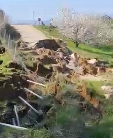 Bursada toprak kayması: Yol kapandı