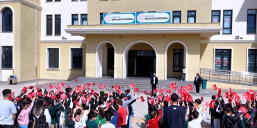 Deprem bölgesindeki okuldan 23 Nisan heyecanı