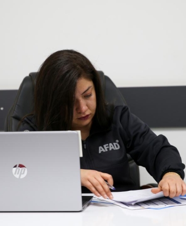 Depremde kaybettiği babasının izinden giden Buse, AFAD personeli oldu